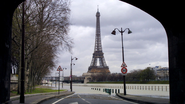 Após ameaça de bomba, Torre Eiffel reabre ao público