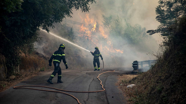 Incêndios se espalham por Grécia, Espanha e Itália