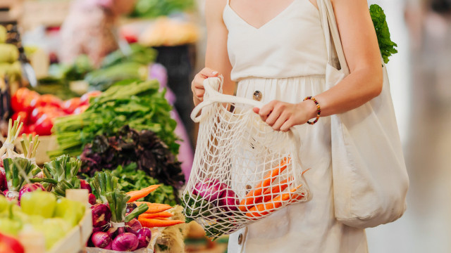 Médico enumera os alimentos que não devia incluir na lista de compras