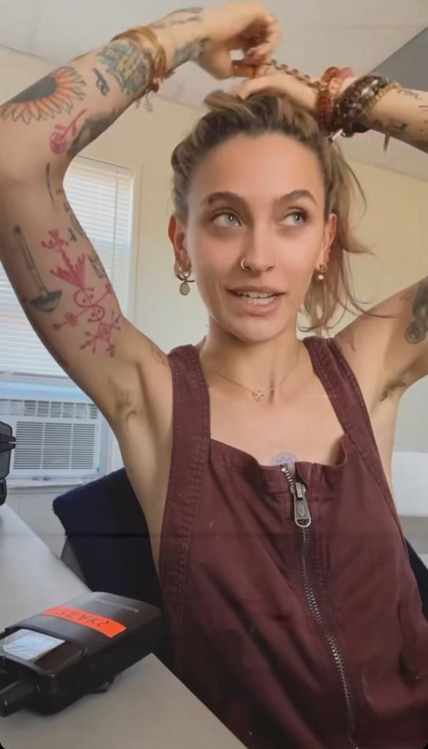 Paris Jackson responde a 'haters' que a atacaram por mostrar pelos