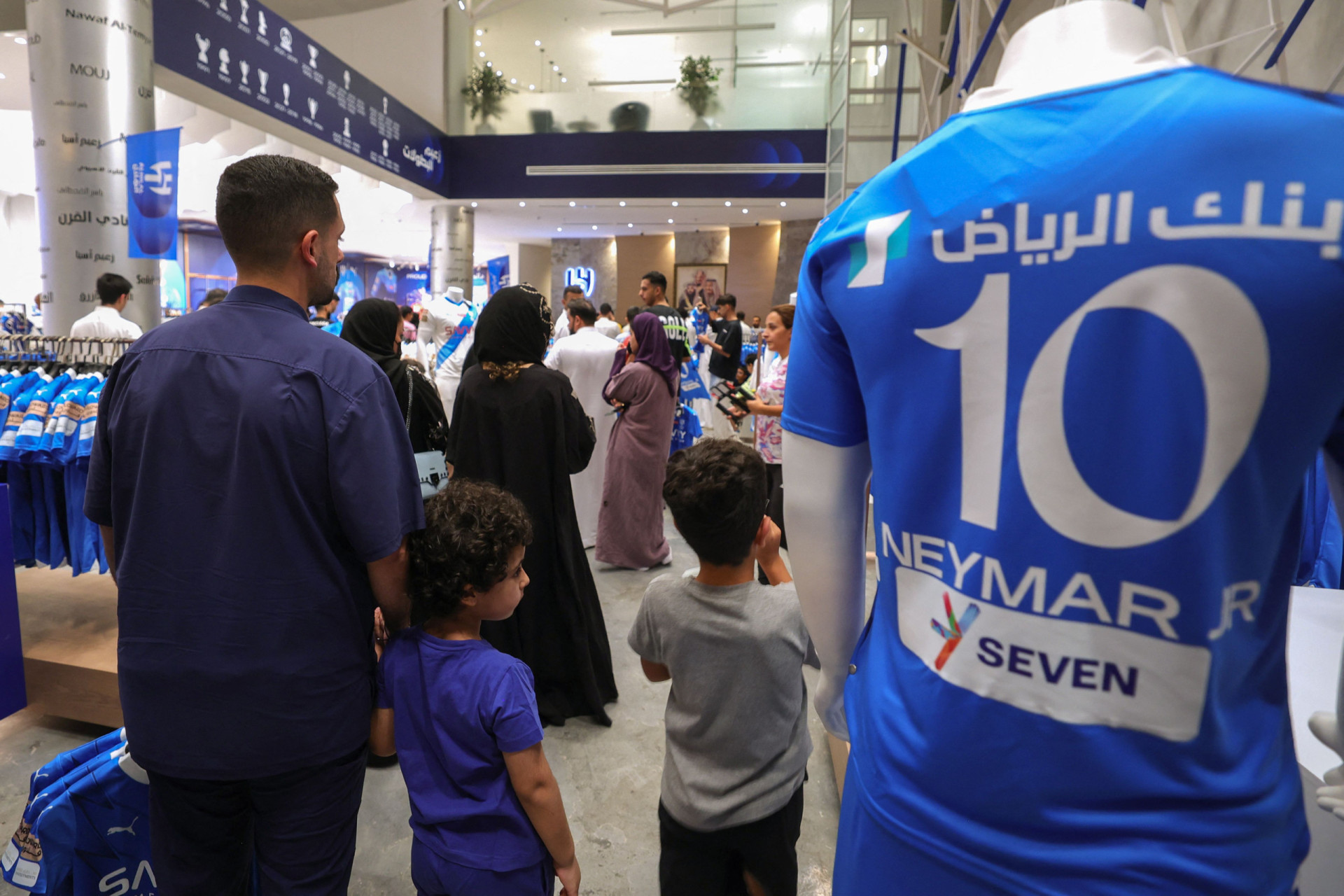 Torcedores fazem fila em loja do Al-Hilal para comprar camisa de Neymar