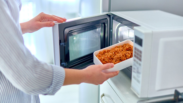 Usar potes plásticos no microondas pode intoxicar comida, revela pesquisa