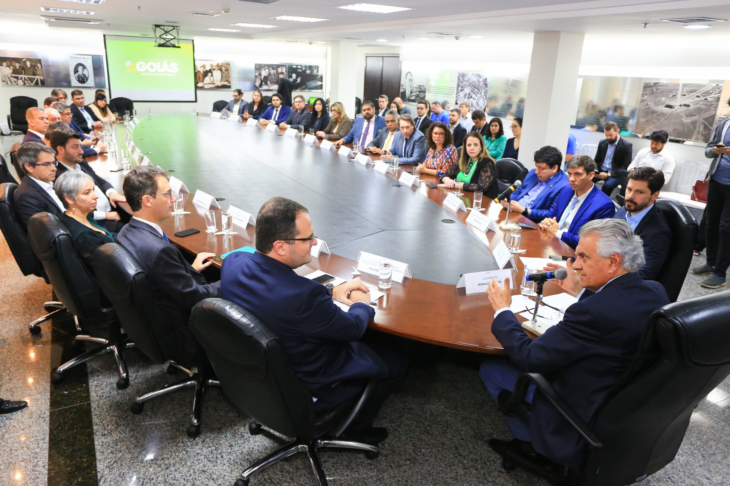 Governador Ronaldo Caiado durante assinatura de contrato com o BNDES para estruturação de parcerias em saneamento no estado