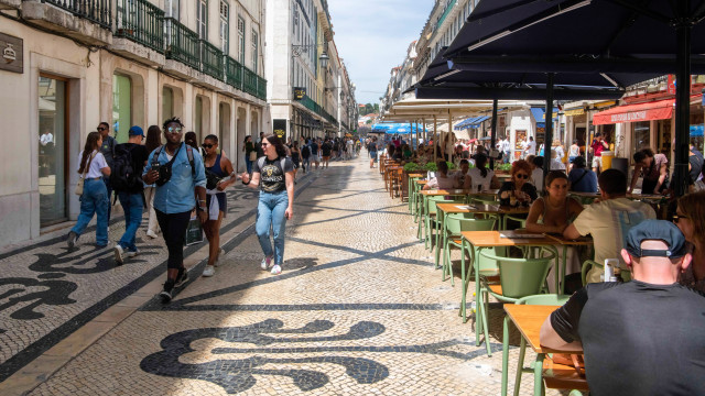 Lisboa vai de 'queridinha' de nômades digitais a cidade quase inacessível