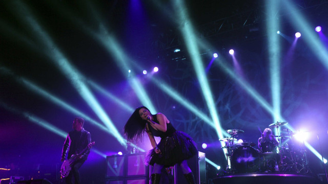 Amy Lee, do Evanescence, é flagrada em ônibus ao chegar em São Paulo