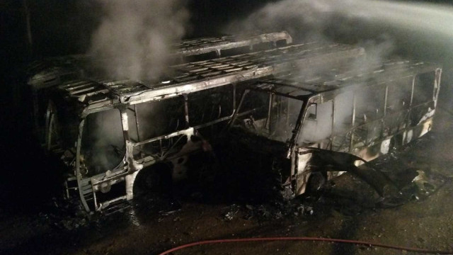 Ao menos 35 ônibus são incendiados após morte de líder da maior milícia do RJ