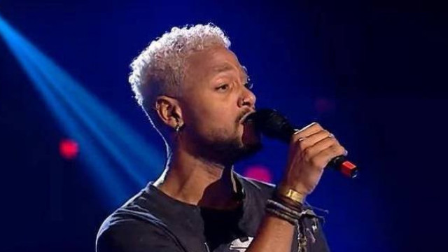 Cantor baiano vira todas as cadeiras no The Voice da Romênia