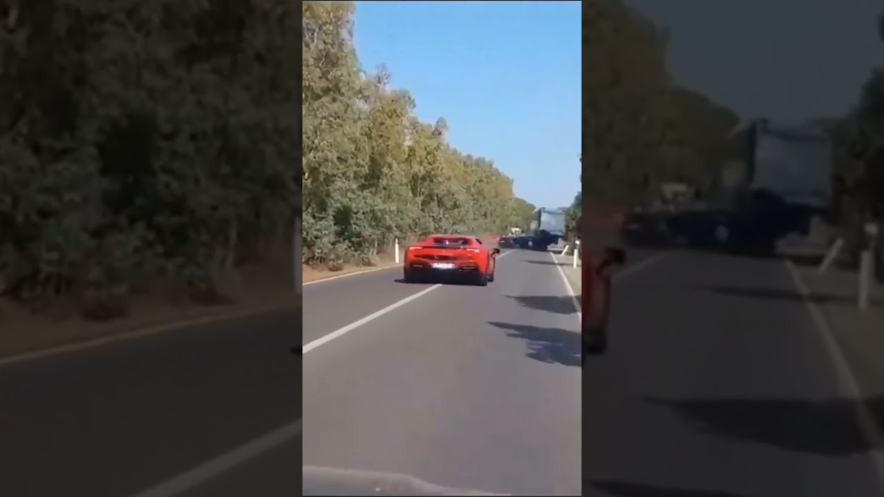 Ferrari e Lamborghini colidem violentamente contra caravana na Itália