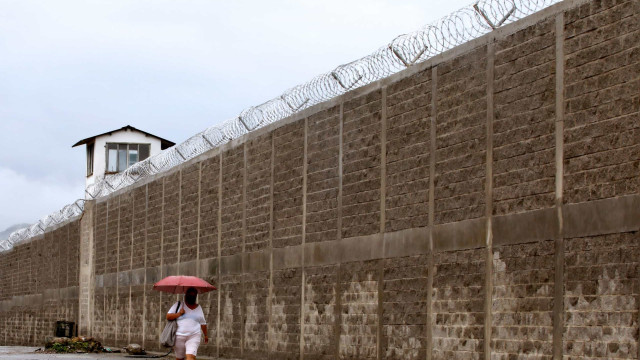 Polícia bloqueia sinal de celular em penitenciárias para desarticular facção no Rio