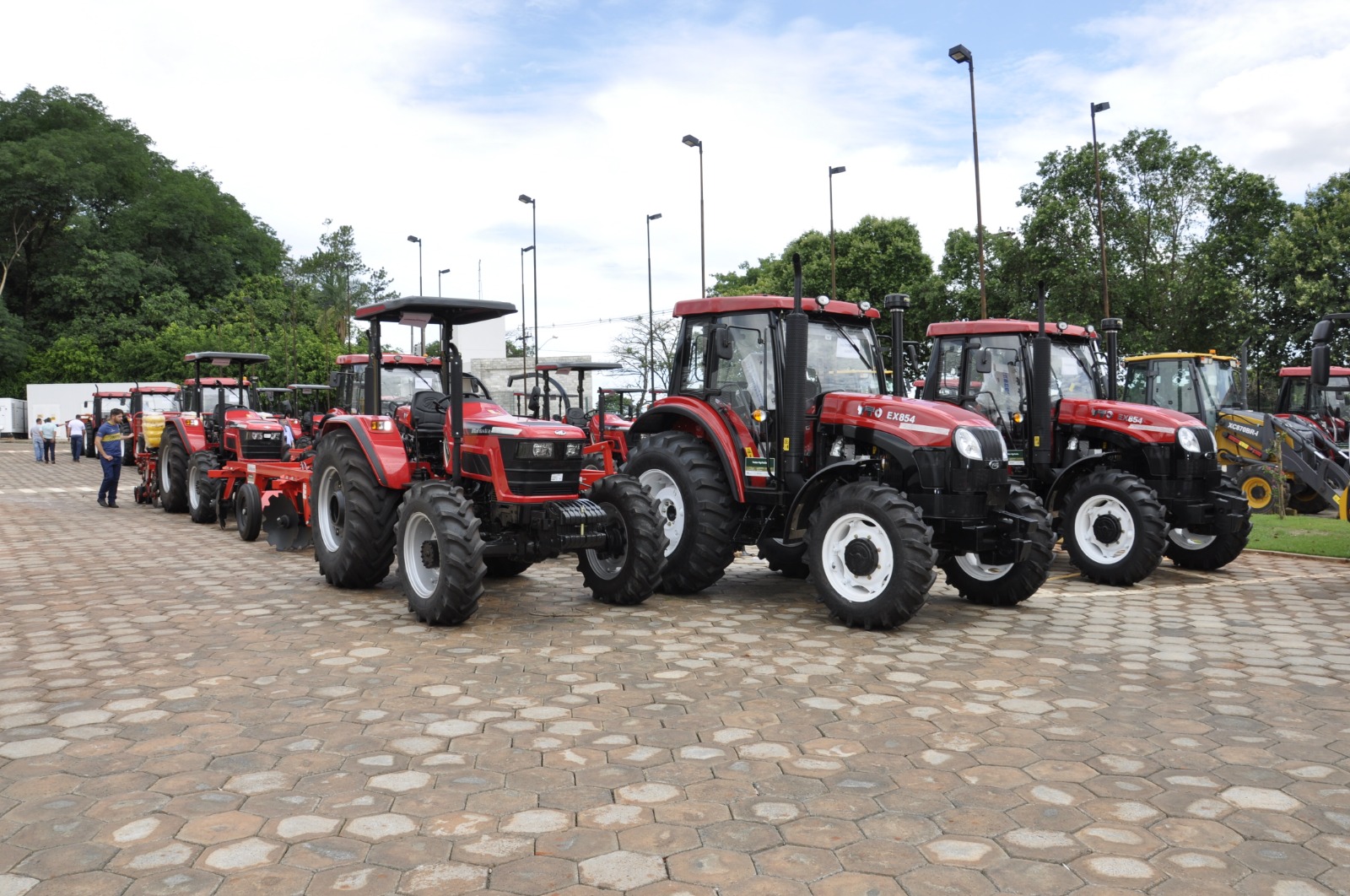 Governo de Goiás entrega máquinas agrícolas a 22 prefeituras