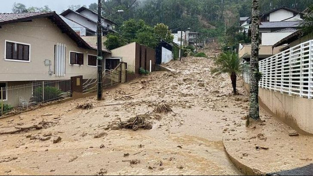 ‘Avalanche’ de lama atinge rua em Blumenau