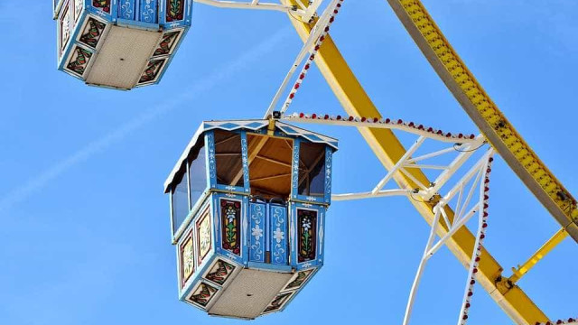 Jovem fica presa e cai de roda gigante em movimento, mais uma ficou ferida