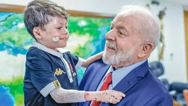 "Me emocionei": Lula se encontra com Gui, menino que sofre de doença rara