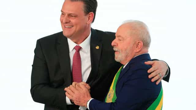 Ministro Fávaro é exonerado a pedido e volta ao Senado para ordenar emendas parlamentares