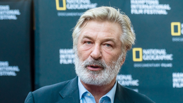 'Não quero atirar em você, mas do seu lado', diz Alec Baldwin em cena com arma