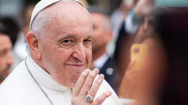 Papa Francisco destitui bispo americano crítico ao acolhimento católico à comunidade LGBTQIA+