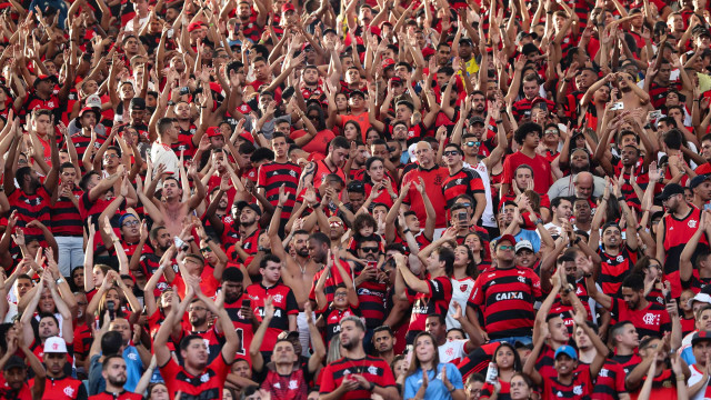 Torcidas de Flamengo e Palmeiras entram em lista de jornal com melhores canções do mundo