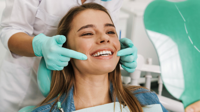 Três alimentos (e uma bebida) que mancham os dentes e muitos não sabem