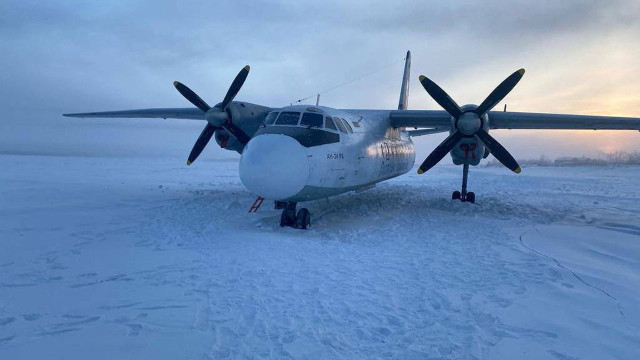 Avião pousa por engano em rio congelado na Rússia