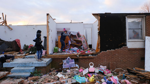 Bebê de 4 meses é encontrado vivo numa árvore após tornado no Tennessee