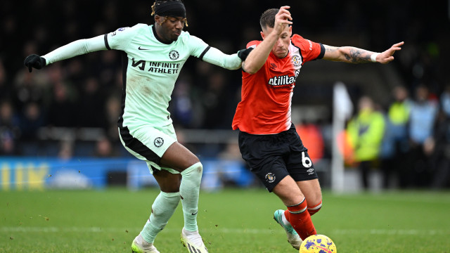 Chelsea sofre, mas bate Luton e vence a segunda consecutiva no Campeonato Inglês