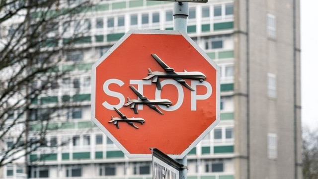 Homens furtam placa de rua criada por Banksy, avaliada em R$ 3 milhões