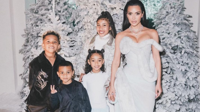 Kim Kardashian posa com todos os filhos; veja