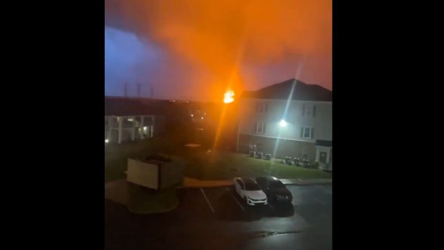 Vídeo mostra forte explosão provocada por tornado em cidade nos EUA