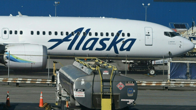 Alaska Airlines ofereceu US$ 1.500 a passageiros após incidente, diz jornal