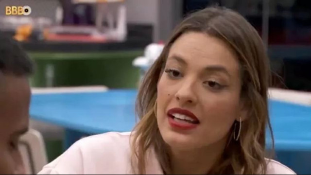 Beatriz surpreende Wanessa Camargo ao contar que vendia produtos piratas da cantos