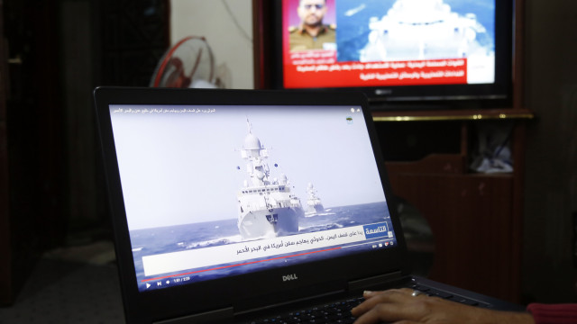 EUA voltam a rotular houthis de terroristas; outro navio é atacado