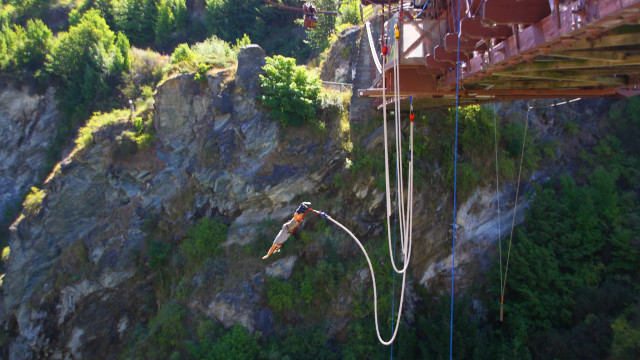 Evento grátis traz bungee jump, simulador de surfe e alpinismo a São Paulo