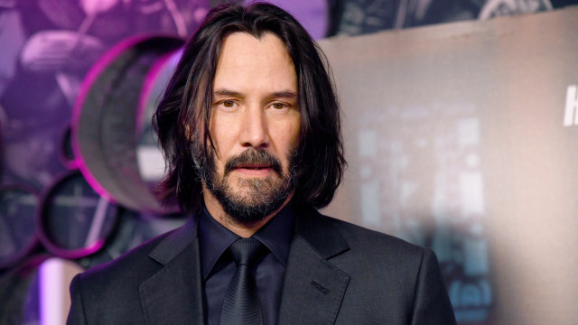 Ficção ou realidade? Keanu Reeves 'flagrado' com muletas e gelo no joelho