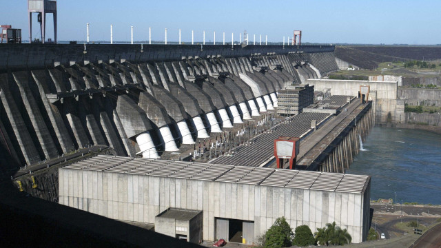 Paraguai pressiona Brasil por tarifa maior em Itaipu e trava pagamentos de 13º salário e férias