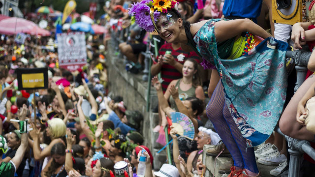 Aplicativo permite denunciar assédio em blocos de Carnaval balançando o celular