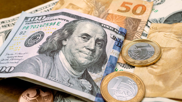 Dólar termina em leve alta, a R$ 4,9793, com influência externa contida por sinal do Copom