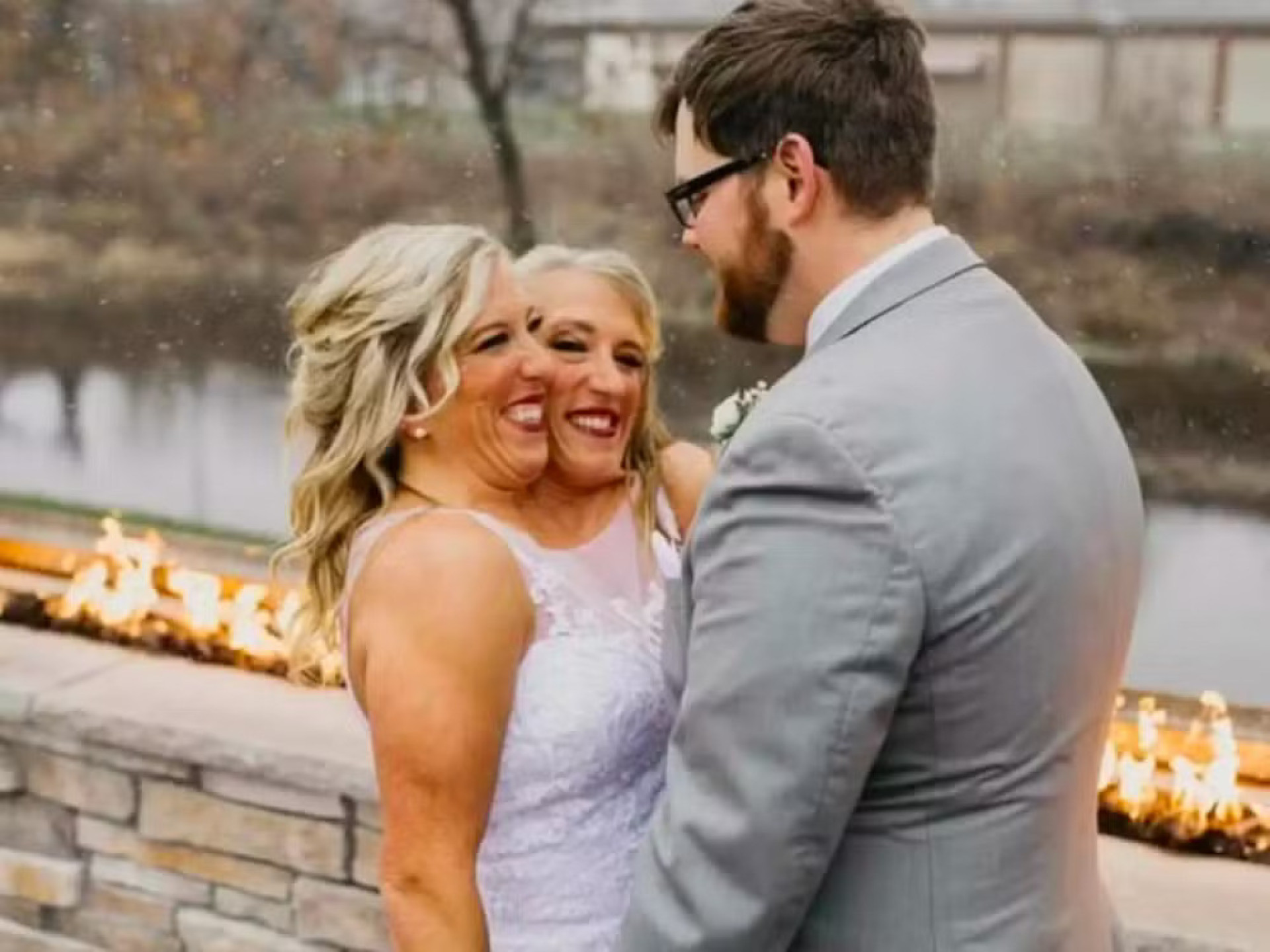 Irmãs siamesas famosas por reality show se casam nos EUA