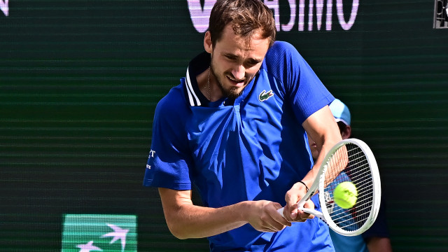 Medvedev alcança as quartas de final em Indian Wells; algoz de Djokovic é eliminado