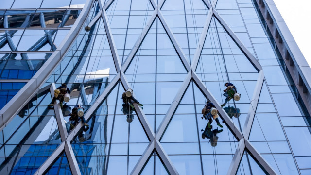 Morador é preso acusado de cortar corda de trabalhador que limpava prédio