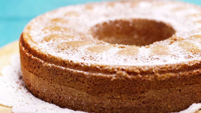 Que tal um delicioso bolo de iogurte com chocolate? Veja a receita