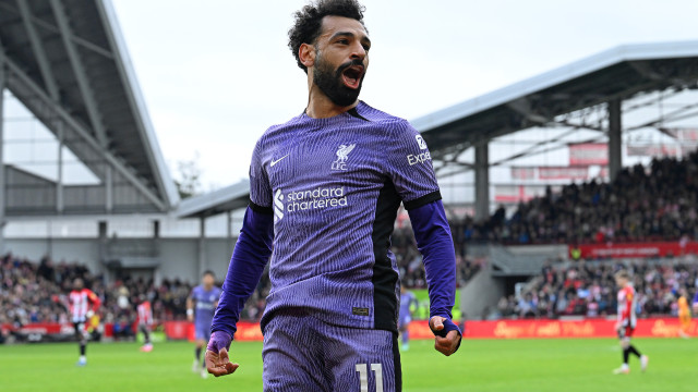 Salah brilha em retorno, Liverpool arrasa checos e se garante nas quartas da Liga Europa