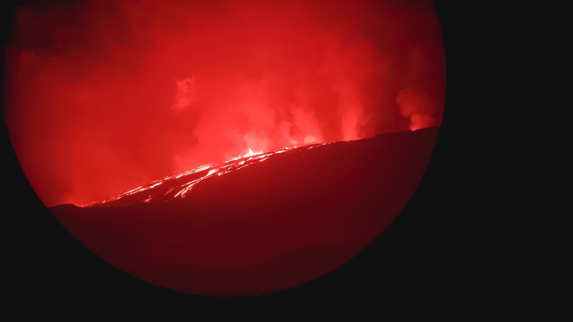 Vulcão La Cumbre entra em erupção, imagens impressionantes