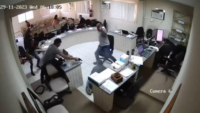 Homem invade julgamento e atira em réu acusado de matar seu pai