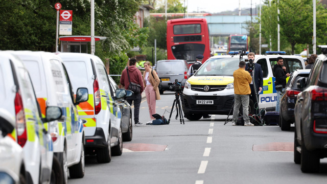 Menino de 13 anos morre após ataque com espada em Londres