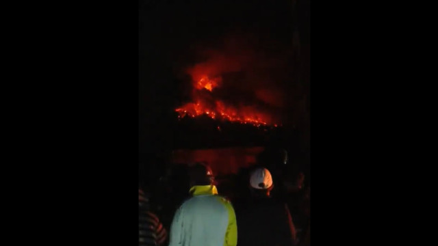 Monte Ruang na Indonésia entra em erupção; veja as imagens