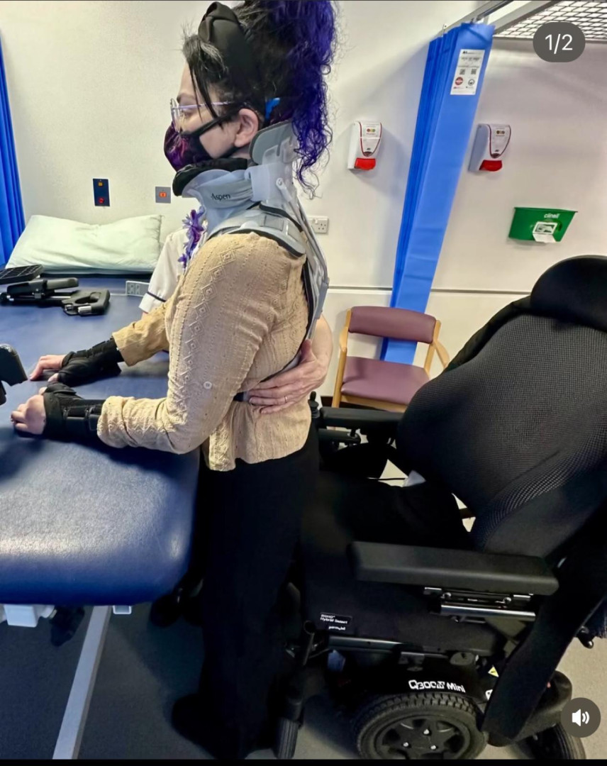Mulher com doença rara volta a ficar de pé após cirurgia inovadora