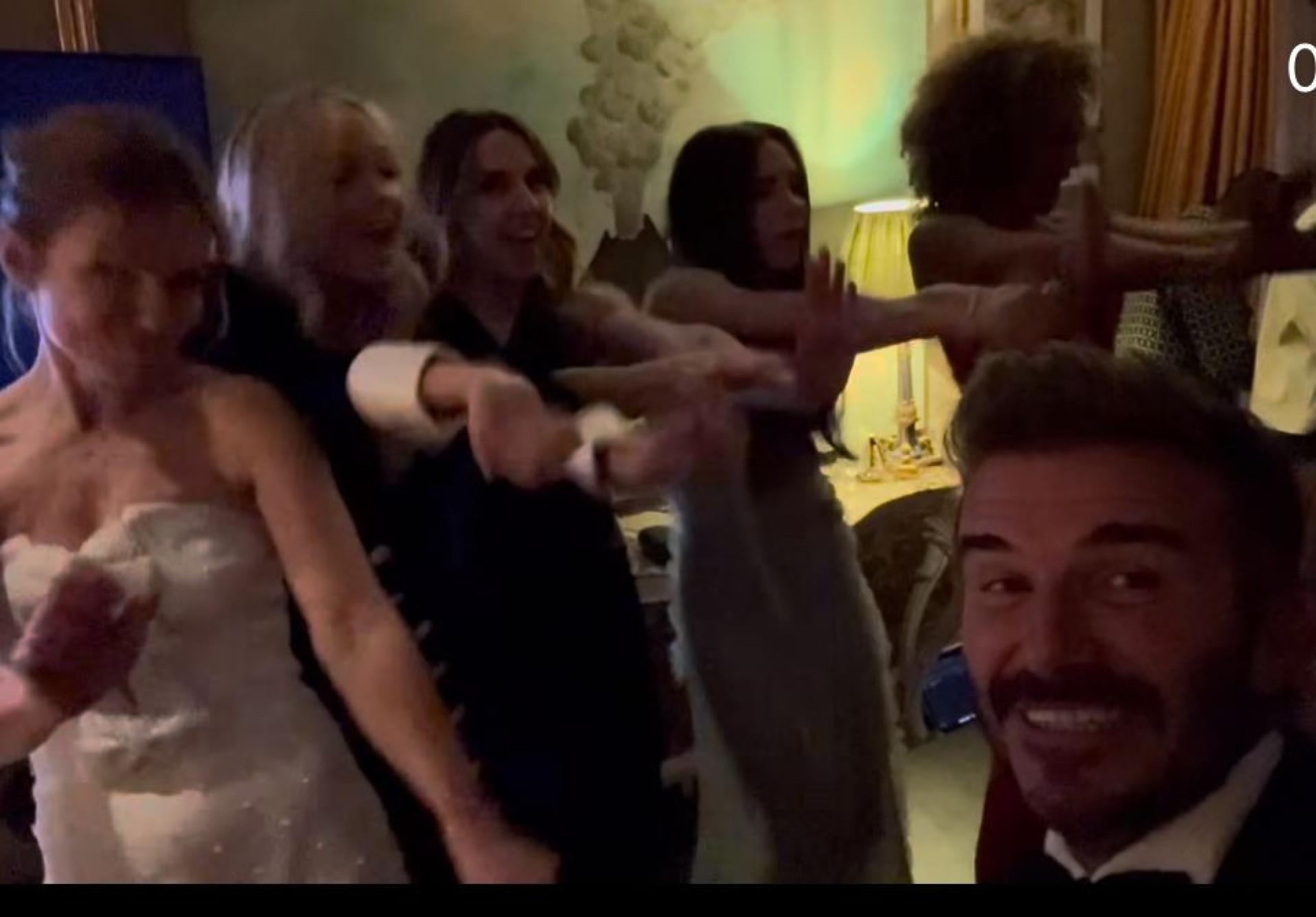 Spice Girls se juntam e celebram o aniversário de Victoria Beckham; veja