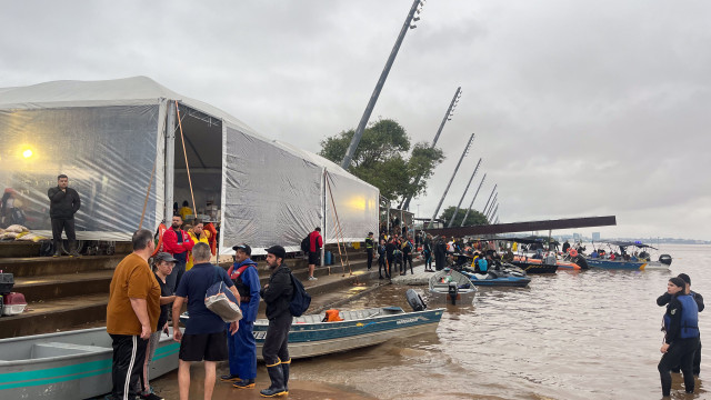 Adutora se rompe em Porto Alegre e 14 bairros ficam sem água