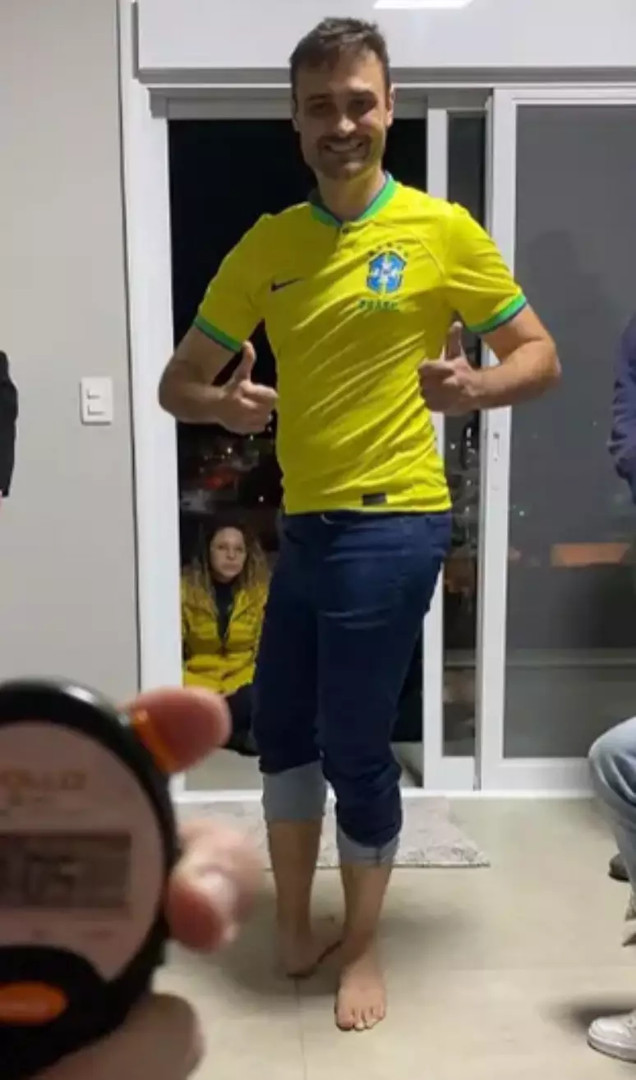 Brasileiro conquista recorde no Guinness com rotação de pé de 210 graus