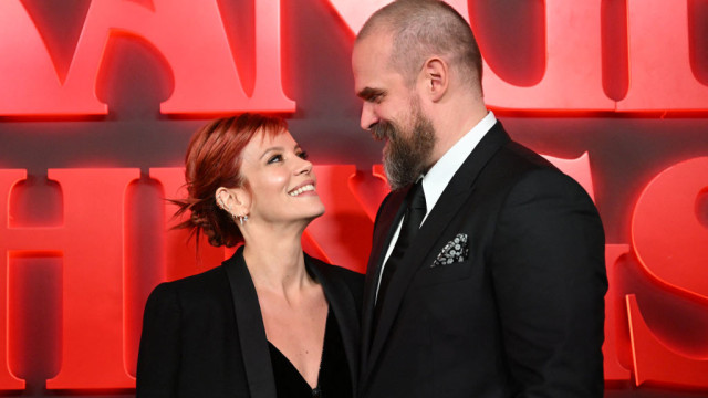 Lily Allen diz que David Harbour controla quais aplicativos ela tem no celular